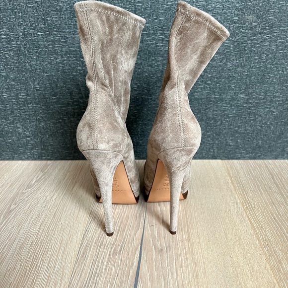 Casadei Bootie’s in a Cream Suede in Size 36 - Picture 14 of 15